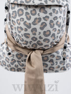 Fräulein Hübsch Mei Tai Toddlersize Leoprint – Ergonomische Babytrage aus Bio-Baumwolle