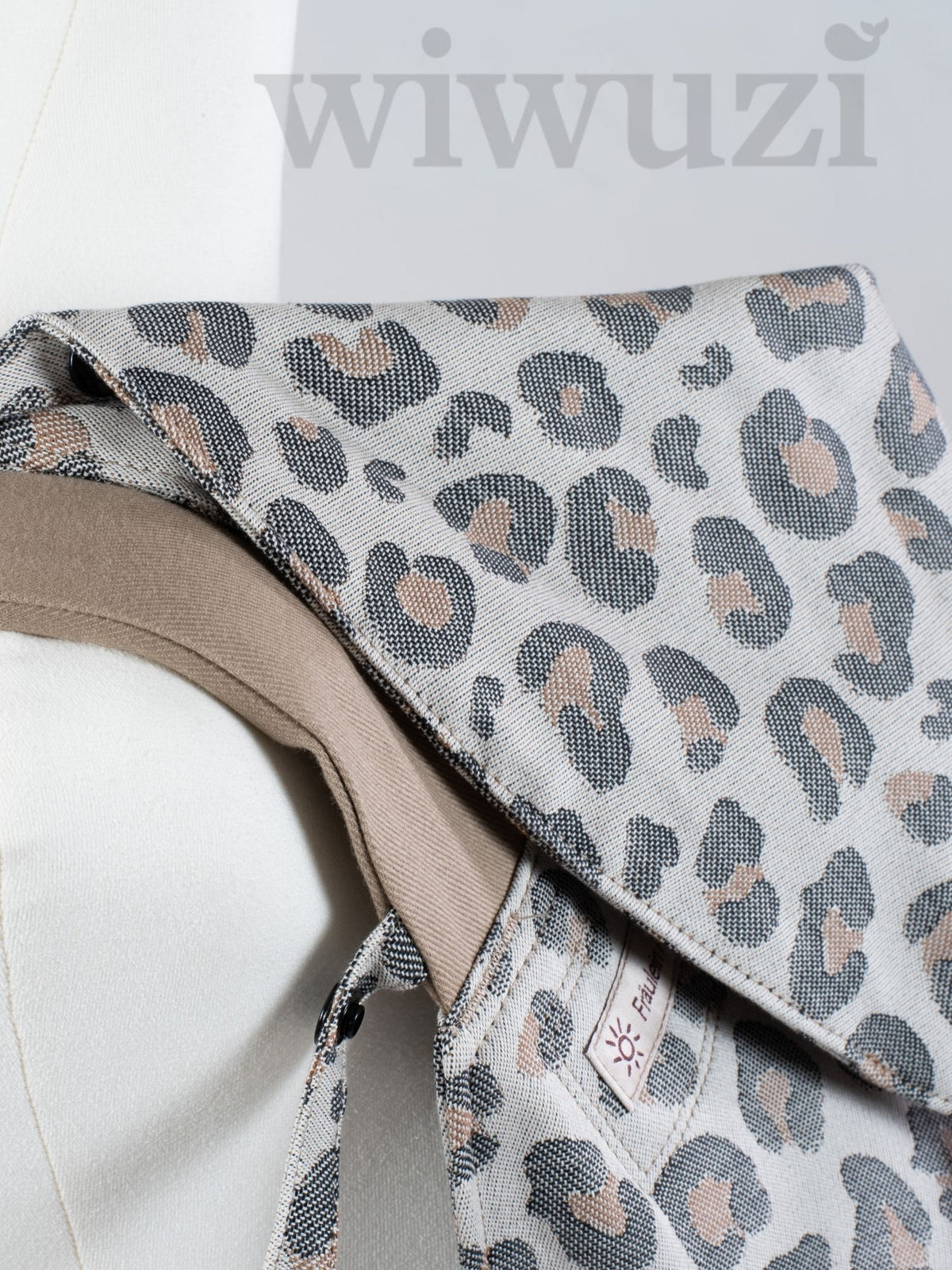 Fräulein Hübsch Mei Tai Toddlersize Leoprint – Ergonomische Babytrage aus Bio-Baumwolle