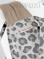 Fräulein Hübsch Mei Tai Toddlersize Leoprint – Detailansicht des Leoprint-Stoffs mit Logo
