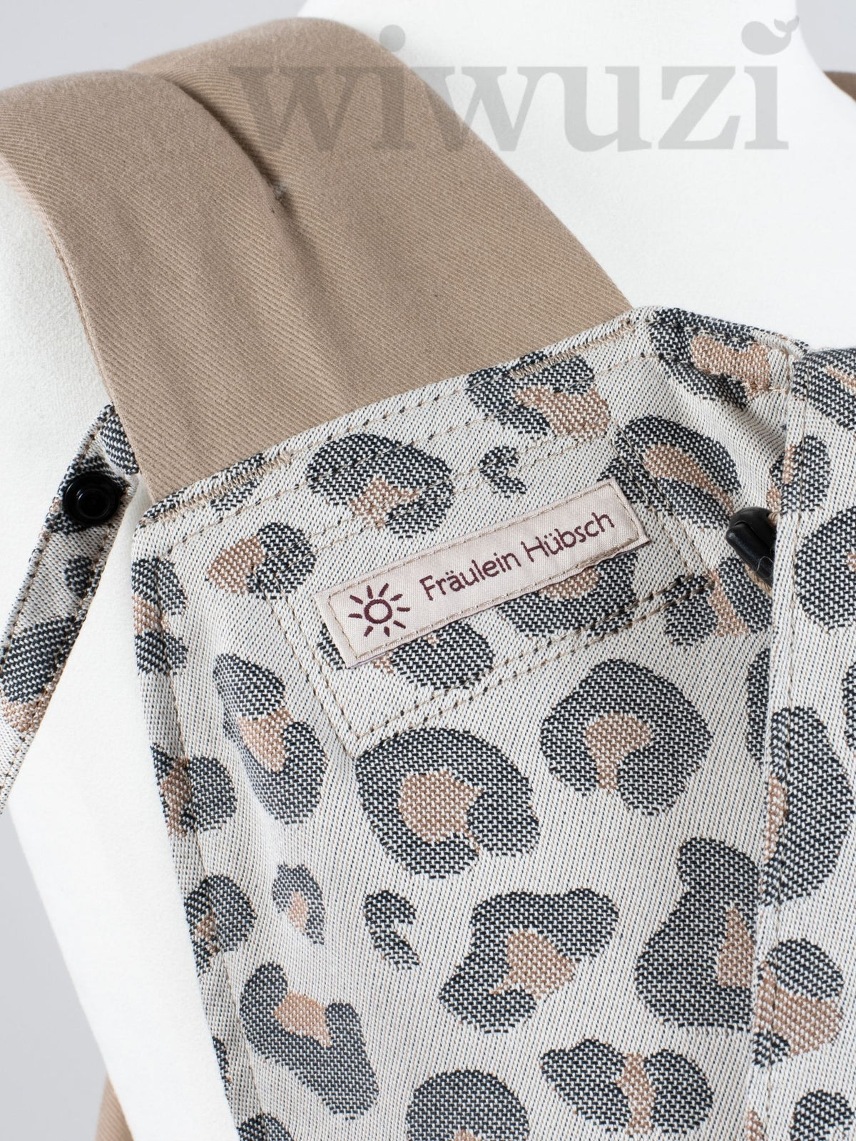 Fräulein Hübsch Mei Tai Toddlersize Leoprint – Detailansicht des Leoprint-Stoffs mit Logo