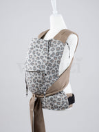 Fräulein Hübsch Mei Tai Toddlersize Leoprint – Ergonomische Babytrage aus Bio-Baumwolle
