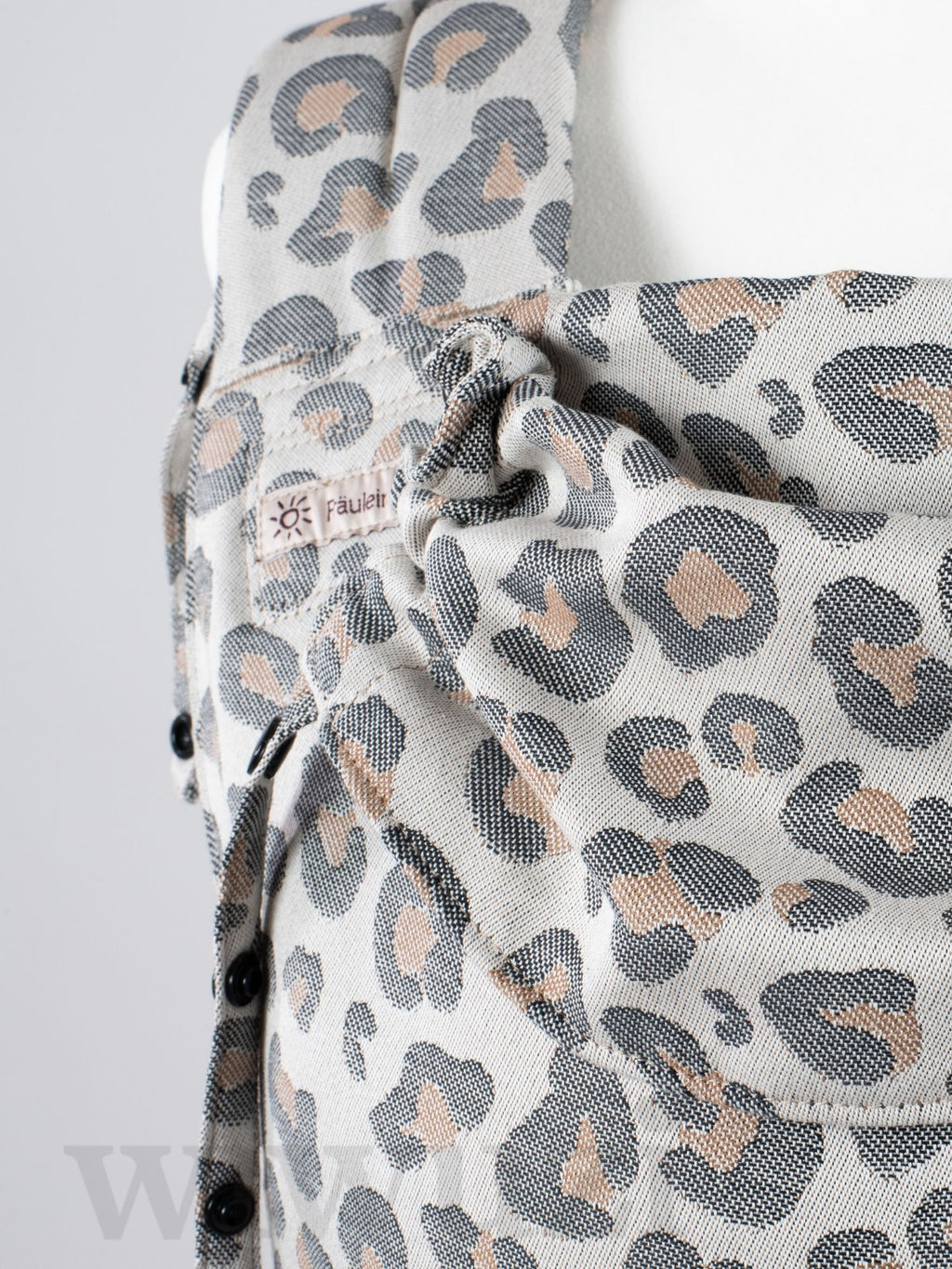 Fräulein Hübsch SoftTai Babysize Leoprint – Ergonomische Babytrage aus Bio-Baumwolle
