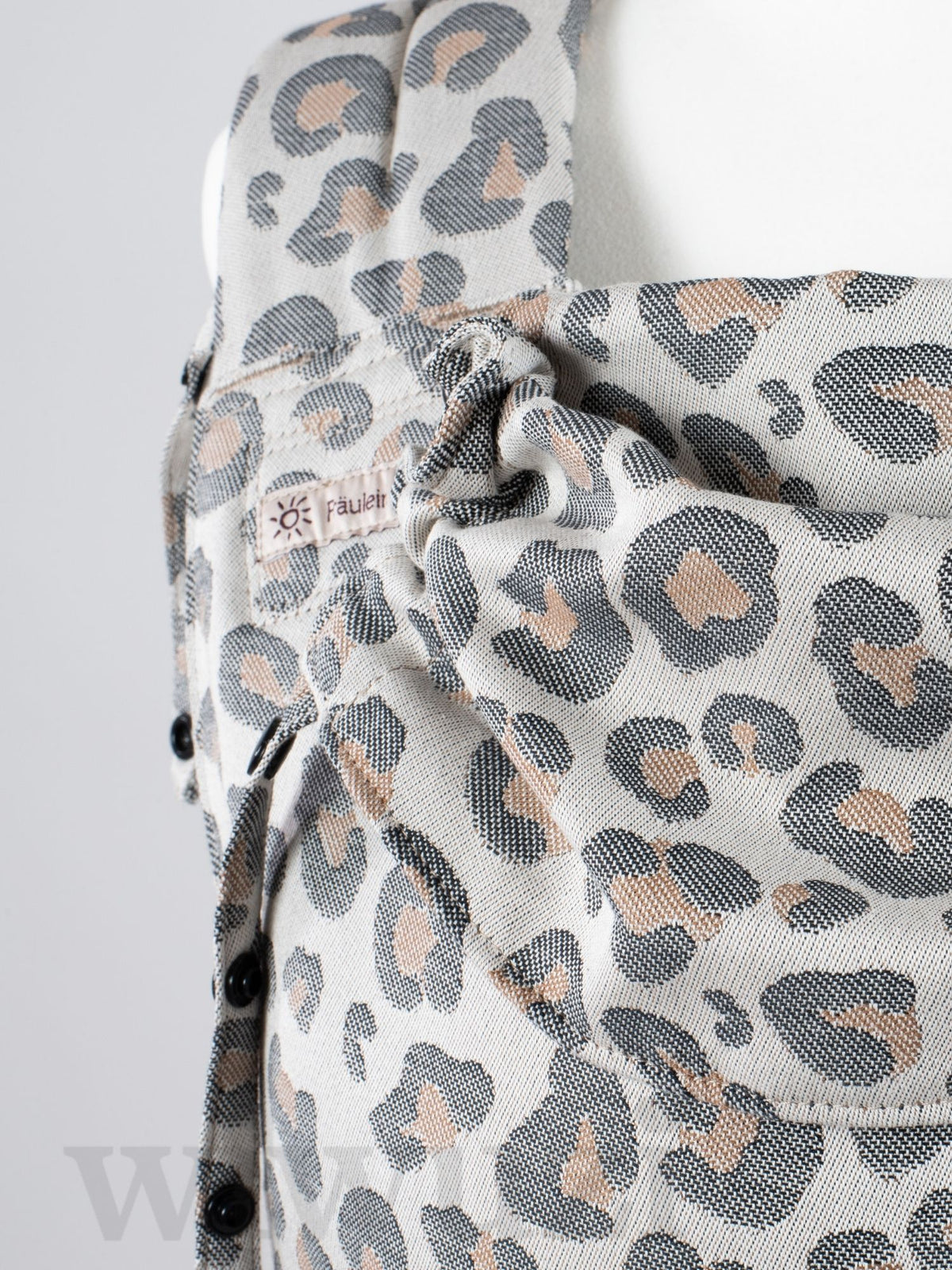 Fräulein Hübsch SoftTai Babysize Leoprint – Ergonomische Babytrage aus Bio-Baumwolle