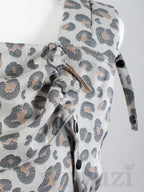 Fräulein Hübsch SoftTai Babysize Leoprint – Ergonomische Babytrage aus Bio-Baumwolle