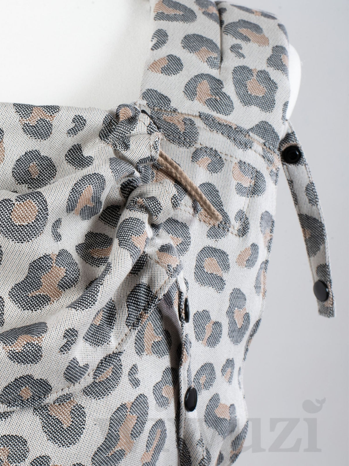 Fräulein Hübsch SoftTai Babysize Leoprint – Ergonomische Babytrage aus Bio-Baumwolle