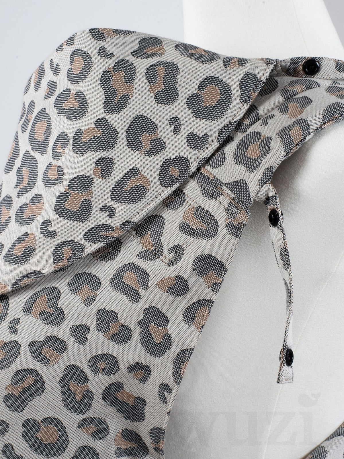 Fräulein Hübsch SoftTai Babysize Leoprint – Ergonomische Babytrage aus Bio-Baumwolle