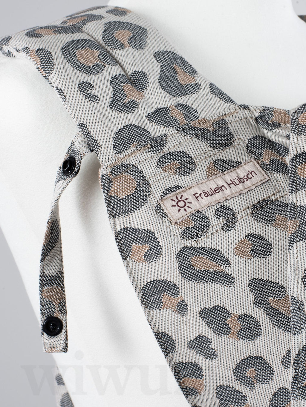 Fräulein Hübsch SoftTai Babysize Leoprint – Detailansicht mit eingenähtem Fräulein-Hübsch-Logo