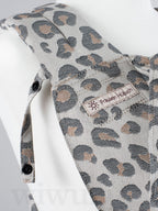 Fräulein Hübsch SoftTai Babysize Leoprint – Detailansicht mit eingenähtem Fräulein-Hübsch-Logo
