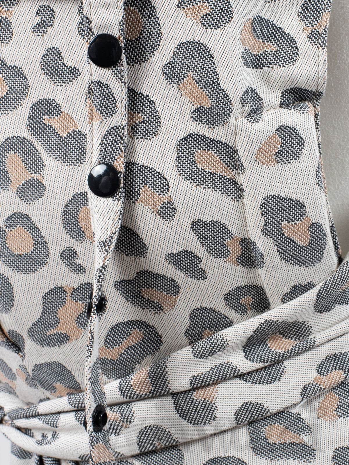 Fräulein Hübsch SoftTai Babysize Leoprint – Detailansicht des Leoprint-Musters