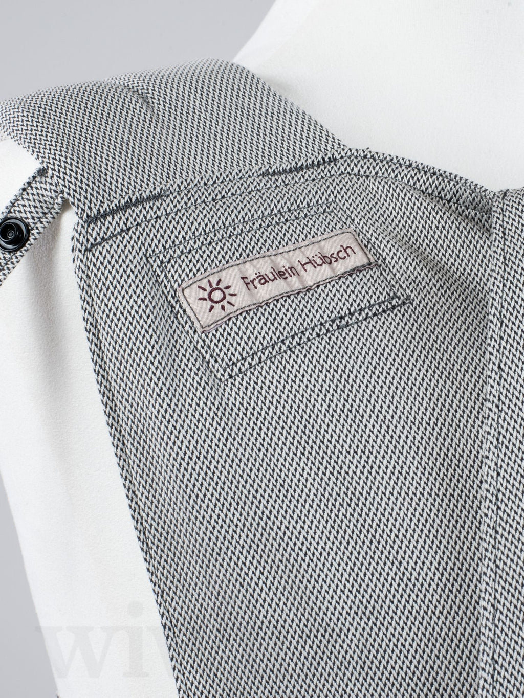 Fräulein Hübsch SoftTai V2 Toddlersize Silver – Ergonomische Babytrage aus Bio-Baumwolle
